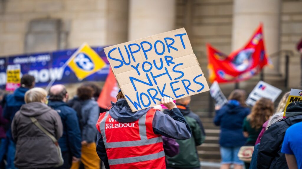 Junior medical doctors in Lincolnshire, UK, start strike over pay disputes