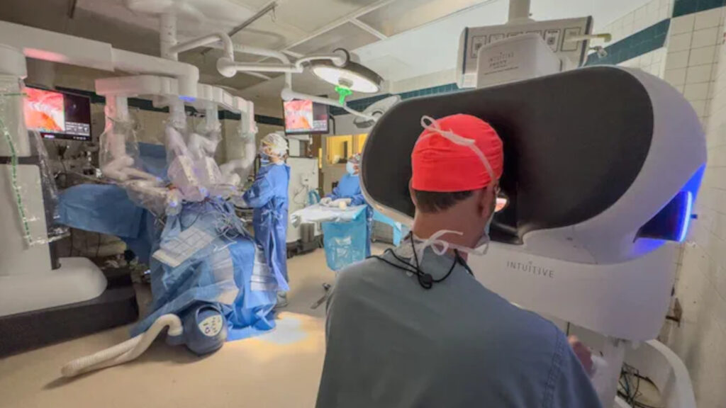 College hospitals use the Da Vinci 5 robotic for operations